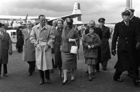 Aankomst van Prins Bernhard op Schiphol vanuit Zuid Amerika , Koninklijk gezelsc, Bestanddeelnr 910-7972