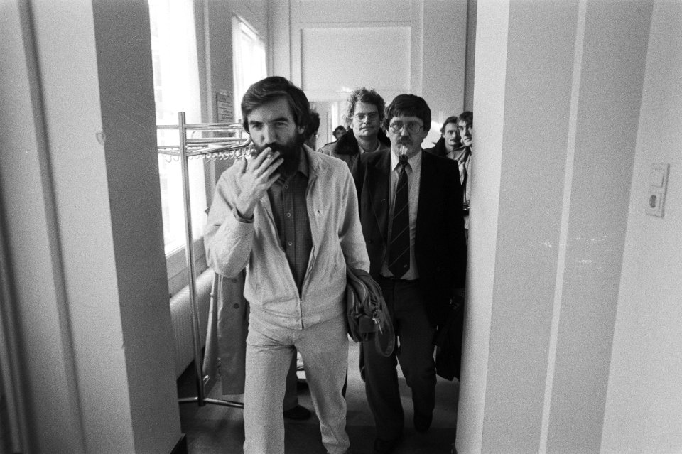 Aankomst van Max van den Berg (links) en Bram Peper bij de PvdA-Tweede Kamerfrak, Bestanddeelnr 931-7453