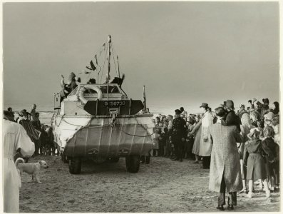Aankomst van Sinterklaas per amfibivoertuig ( een duck uit de Tweede Wereldoorlog) op het strand. NL-HlmNHA 54005536