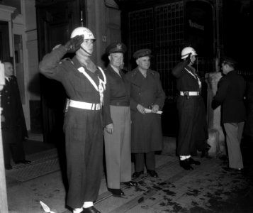 Aankomst van generaal Eisenhower bij Hotel des Indes in Den Haag. Naast hem gene, Bestanddeelnr 904-3894