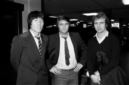 Aankomst van het voetbalelftal van Eintracht Frankfurt op Schiphol i.v.m. de UEF, Bestanddeelnr 930-5808