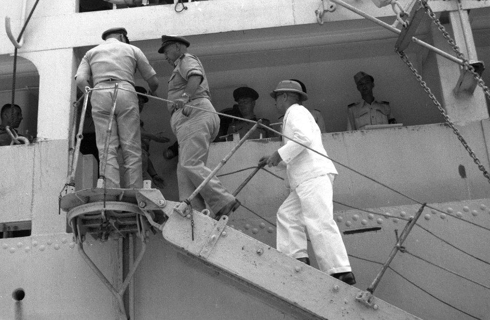 Aankomst van het troepenschip Groote Beer in de haven van Belawan met een groot…, Bestanddeelnr 487