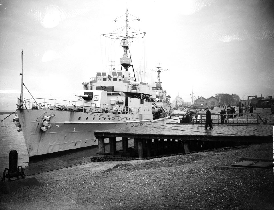 Aankomst van Hr. Ms. Van Speijck in Den Helder. Aan wal, Bestanddeelnr 903-1227