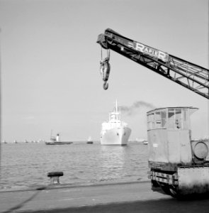 Aankomst van het schip SS Zion in de haven, aan de kade staat een takelwagen, Bestanddeelnr 255-2154