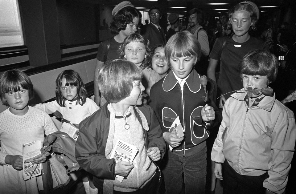 Aankomst van groep Noord-Ierse kinderen op Schiphol die hier vakantie komen houd, Bestanddeelnr 925-7607