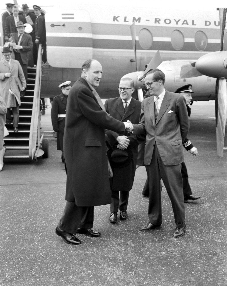 Aankomst van Minister Luns uit Londen op Schiphol Minister Luns wordt begroet v, Bestanddeelnr 912-2255