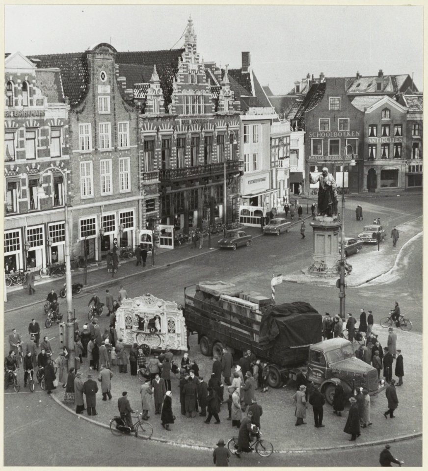 Aankomst van het ' Stadsdraaiorgel'op een vrachtwagen. Er naast draaiorgel 'Jupiter'. NL-HlmNHA 54004192