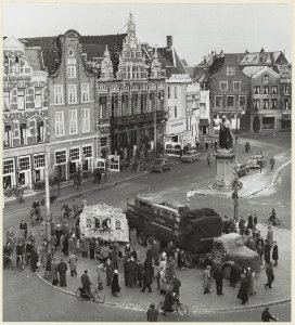 Aankomst van het ' Stadsdraaiorgel'op een vrachtwagen. Er naast draaiorgel 'Jupiter'. NL-HlmNHA 54004192