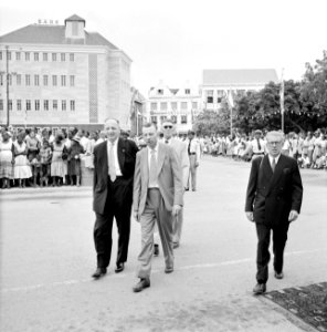 Aankomst van journalisten bij het stadhuis in Willemstad, Bestanddeelnr 252-3634