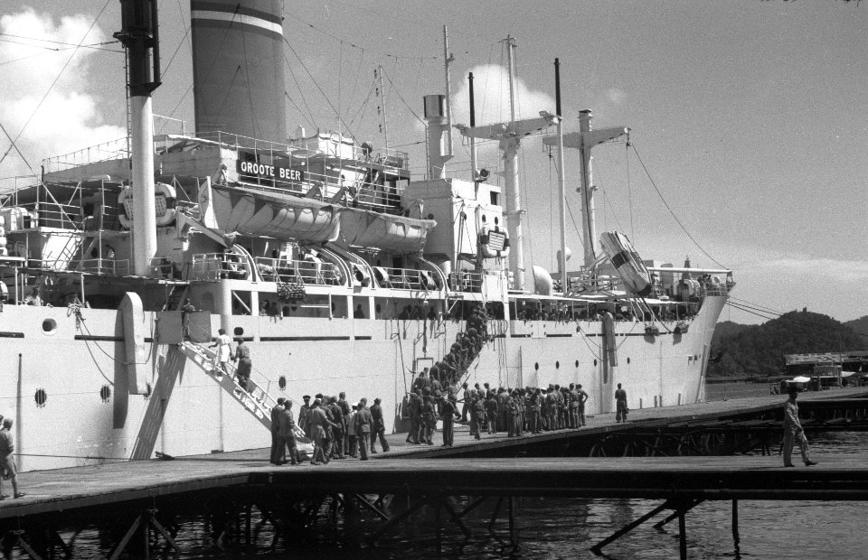 Aankomst van het het troepenschip Groote Beer in de haven van Belawan aangekome…, Bestanddeelnr 483