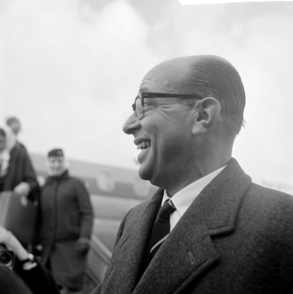 Aankomst van mr. De Vries, de nieuwbenoemde gouverneur van Suriname op Schiphol., Bestanddeelnr 917-4359