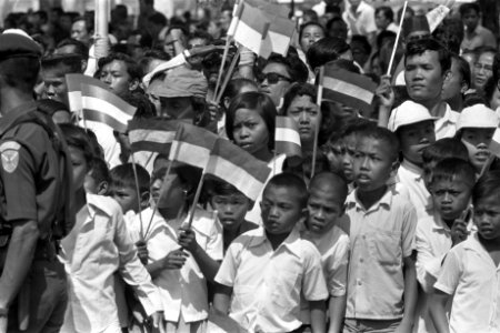Aankomst van koningin Juliana en prins Bernhard op het vliegveld van Jakarta. Ki, Bestanddeelnr 924-8614