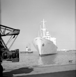 Aankomst van het schip SS Zion in de haven, aan de kade staat een takelwagen, Bestanddeelnr 255-2155