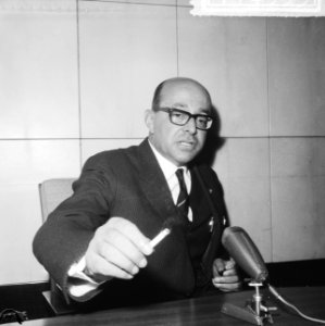 Aankomst van mr. De Vries, de nieuwbenoemde gouverneur van Suriname op Schiphol., Bestanddeelnr 917-4353