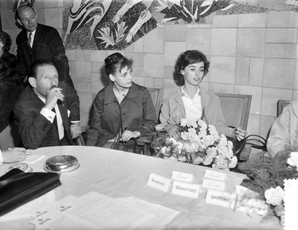 Aankomst van Milly Perkins , vertolkster van Anne Frank in de film het dagboek v, Bestanddeelnr 910-3990