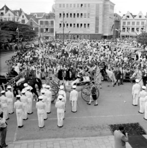 Aankomst van het koninklijk paar bij het stadhuis van Willemstad, Bestanddeelnr 252-3632