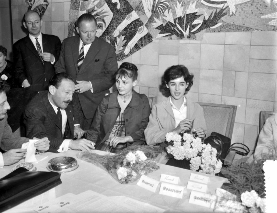 Aankomst van Milly Perkins , vertolkster van Anne Frank in de film het dagboek v, Bestanddeelnr 910-3991