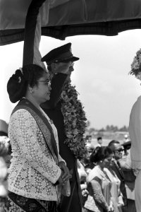 Aankomst van koningin Juliana en prins Bernhard op het vliegveld van Jakarta, Be, Bestanddeelnr 924-8612