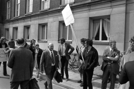 Aankomst van Pelger-directeur L. Bood en zijn echtgenote bij het Paleis van Just, Bestanddeelnr 925-6690