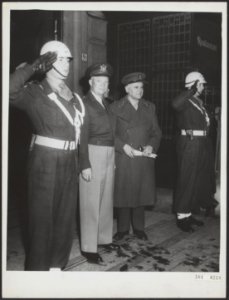 Aankomst van generaal Eisenhower bij Hotel des Indes te 's-Gravenhage, nast hem , Bestanddeelnr 104-0218
