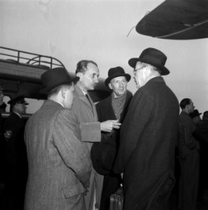Aankomst van H.J. van Mook (rechts), Bestanddeelnr 901-6583