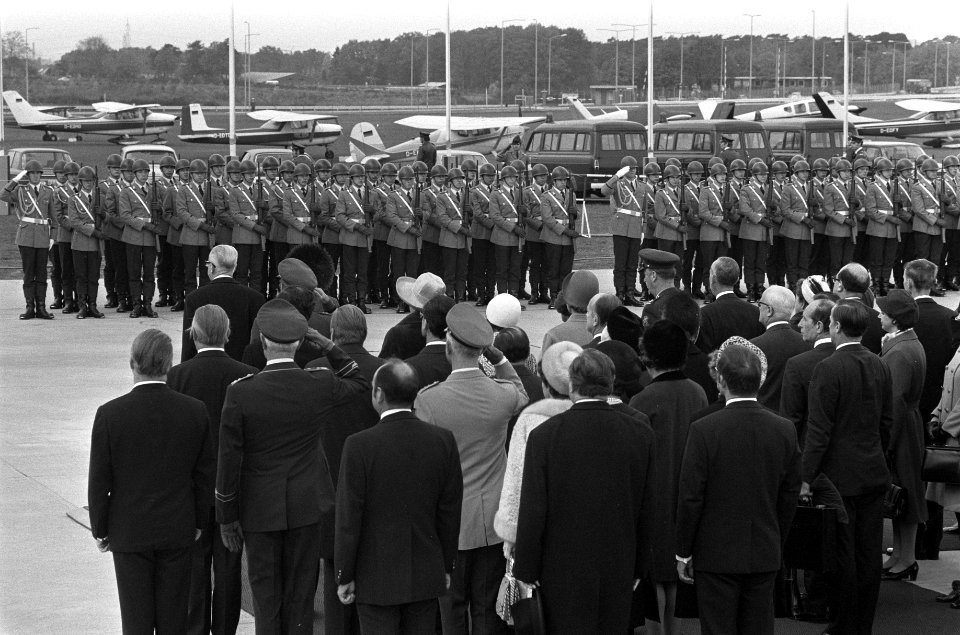 Aankomst van koningin Juliana en prins Bernhard op vliegveld Wahn (ij Bonn, Bestanddeelnr 925-0769