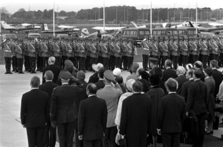 Aankomst van koningin Juliana en prins Bernhard op vliegveld Wahn (ij Bonn, Bestanddeelnr 925-0769