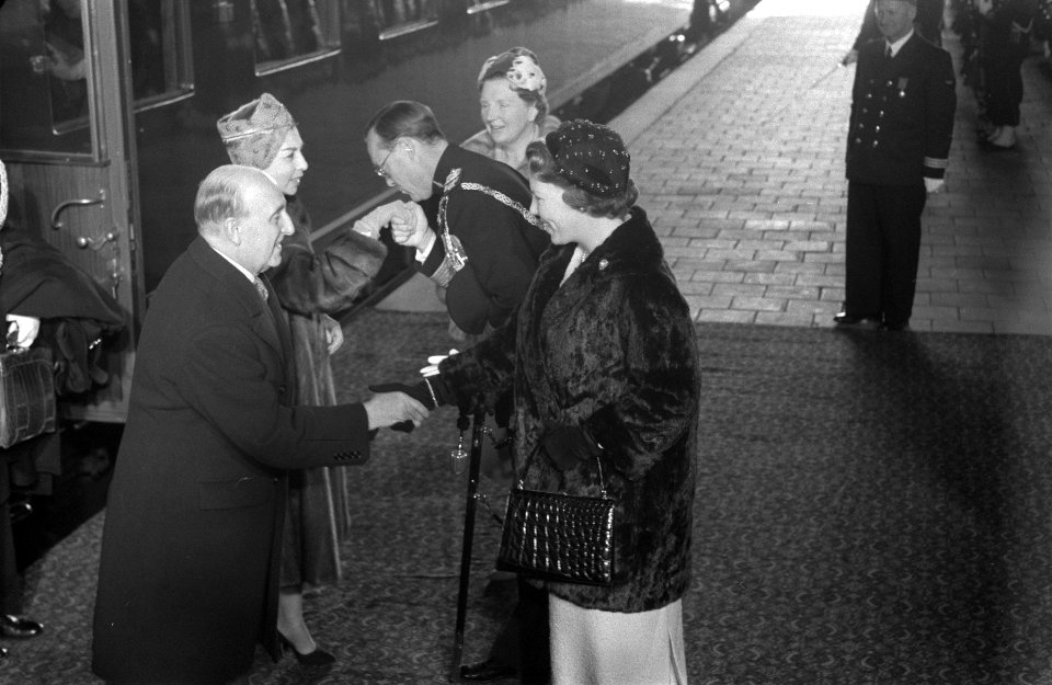 Aankomst van president van Peru dr. Manuel Prado en zij echtgenote mevrouw Clori, Bestanddeelnr 911-0721