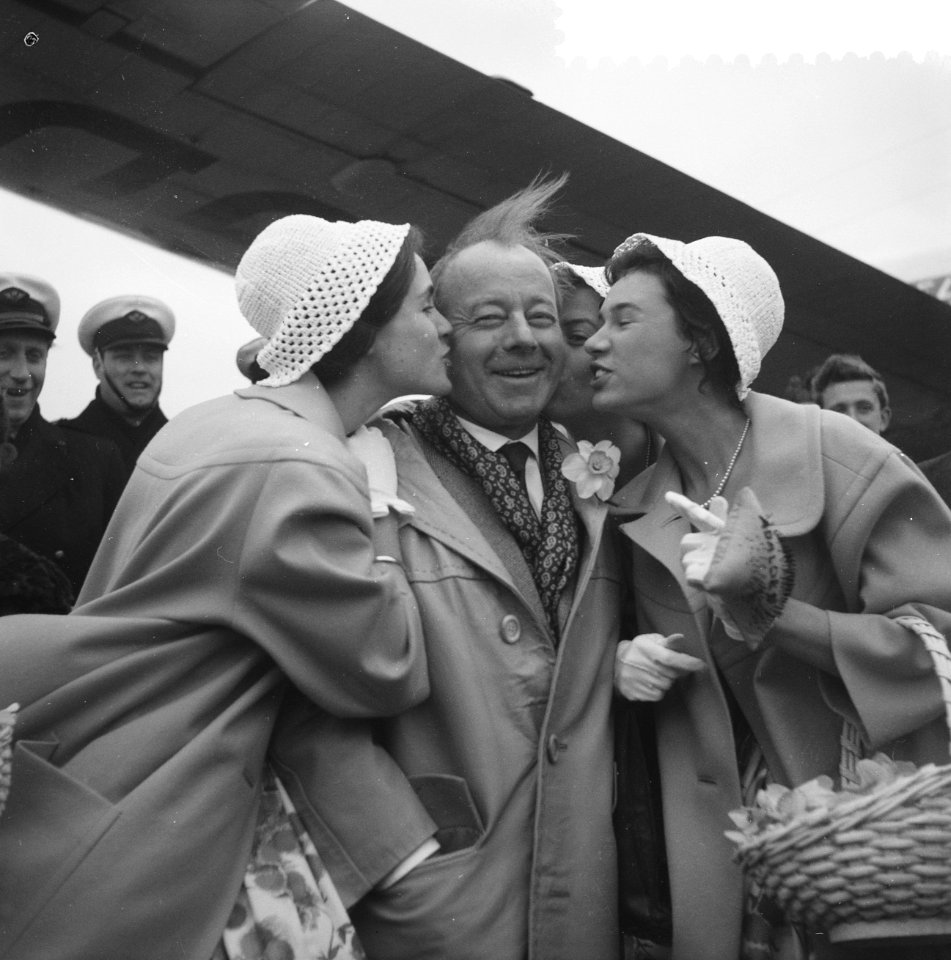 Aankomst van Heinz Ruhman met vrouw en zoon op Schiphol Heinz wordt verwelkomd d, Bestanddeelnr 911-1697