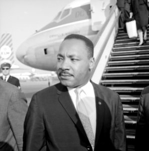 Aankomst van Martin Luther King jr. op Schiphol, NL-HlmNHA 1478 01926 A