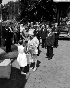 Aankomst van het Koninklijke gezelschap bij clubhuis van KR&ZV de Maas, begroeti, Bestanddeelnr 910-5070