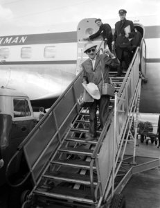 Aankomst van Max Tailleur op Schiphol uit Amerika, Bestanddeelnr 909-8739