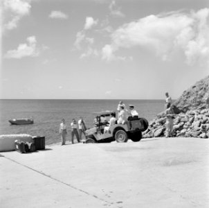 Aankomst van het koninklijk paar per jeep aan het strand van Saba, Bestanddeelnr 252-4136
