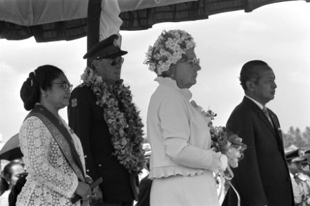Aankomst van koningin Juliana en prins Bernhard op het vliegveld van Jakarta. Me, Bestanddeelnr 924-8613