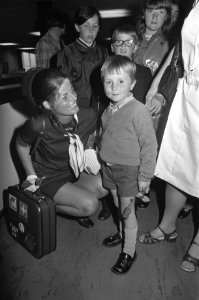 Aankomst van groep Noord-Ierse kinderen op Schiphol die hier vakantie komen houd, Bestanddeelnr 925-7611