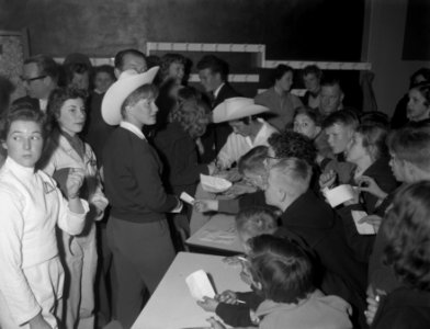 Aankomst van Sjoukje Dijkstra en Joan Haanappel op Schiphol uit Amerika, uitdele, Bestanddeelnr 910-1923