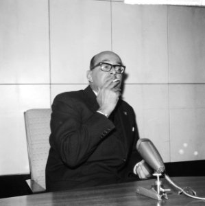 Aankomst van mr. De Vries, de nieuwbenoemde gouverneur van Suriname op Schiphol., Bestanddeelnr 917-4355