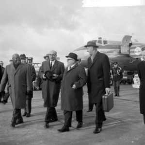 Aankomst van mr. De Vries, de nieuwbenoemde gouverneur van Suriname op Schiphol., Bestanddeelnr 917-4357