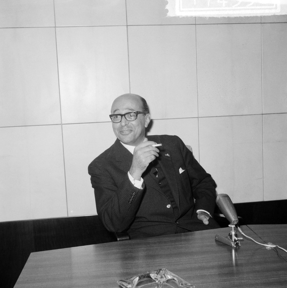 Aankomst van mr. De Vries, de nieuwbenoemde gouverneur van Suriname op Schiphol., Bestanddeelnr 917-4358