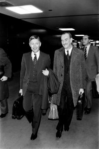 Aankomst van premier van Agt (l) en minister Van der Klaauw (Buitenlandse Zaken), Bestanddeelnr 930-5755