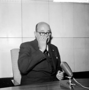 Aankomst van mr. De Vries, de nieuwbenoemde gouverneur van Suriname op Schiphol., Bestanddeelnr 917-4352