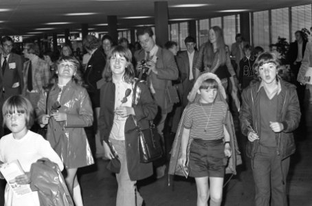 Aankomst van groep Noord-Ierse kinderen op Schiphol die hier vakantie komen houd, Bestanddeelnr 925-7610