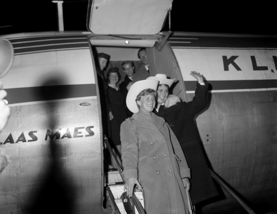 Aankomst van Sjoukje Dijkstra en Joan Haanappel op Schiphol uit Amerika, Bestanddeelnr 910-1922