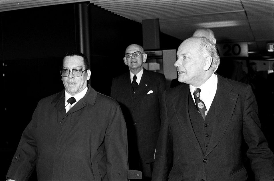 Aankomst van premier Arron van Suriname op Schiphol. Rechts premier den Uyl tus, Bestanddeelnr 927-8100