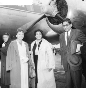 Aankomst van Muriel Smith , Rajmaham Ghandi en Ann Buckels op Schiphol, vlnr, Bestanddeelnr 911-4157
