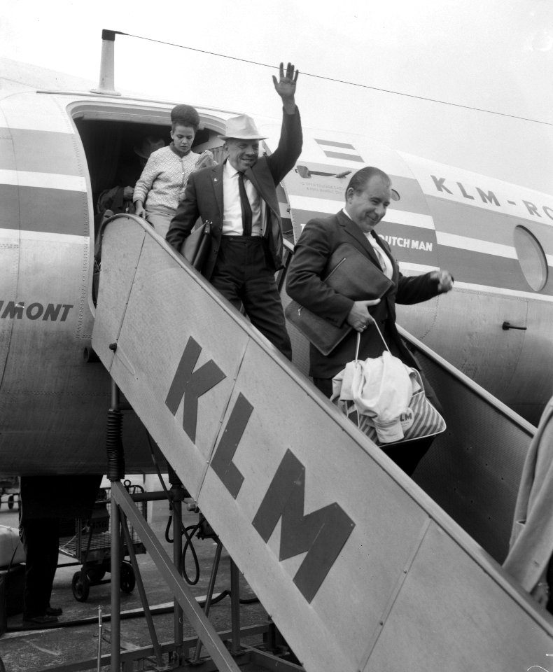 Aankomst van Ome Henk Mohlman op Schipol, die met zijn draaiorgel op tournee is , Bestanddeelnr 916-3268