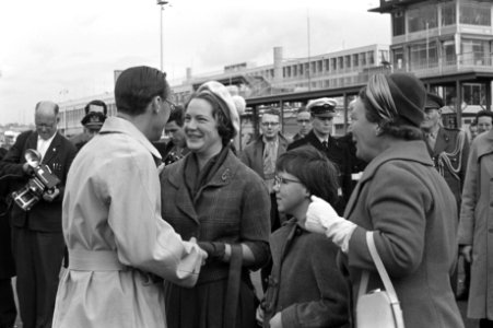 Aankomst van Prins Bernhard op Schiphol vanuit Zuid Amerika , Prins Bernhard fel, Bestanddeelnr 910-7971