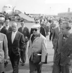 Aankomst van Wim Sonneveld op Schiphol uit Curacao, Bestanddeelnr 911-4754
