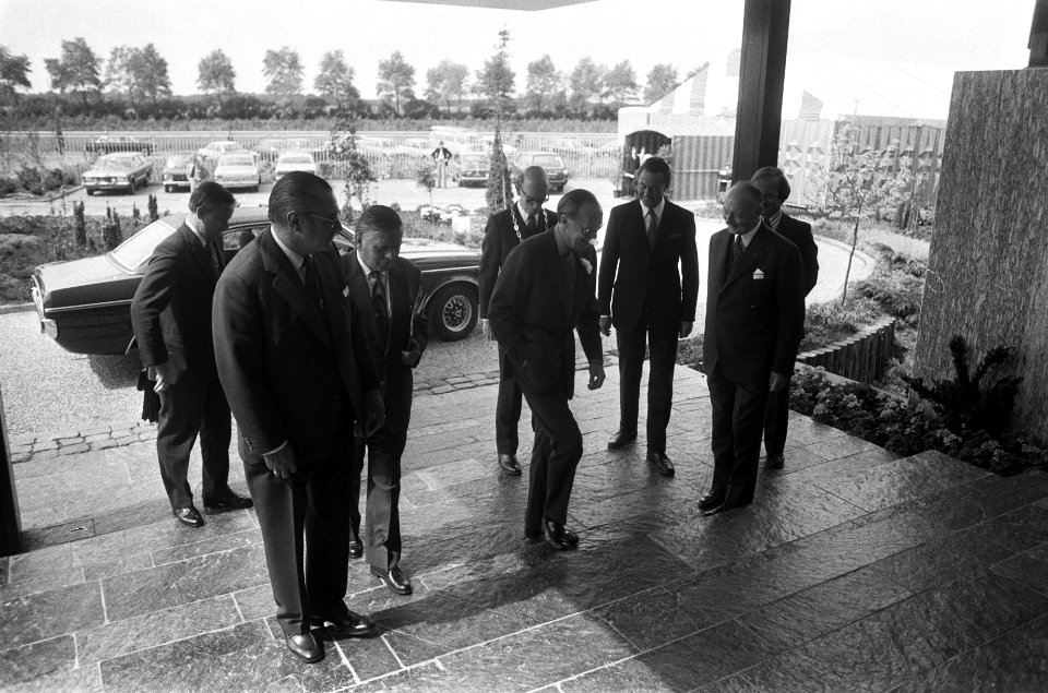 Aankomst van prins Bernhard, achter hem met ambtsketting burgemeester Kastein, Bestanddeelnr 927-9937