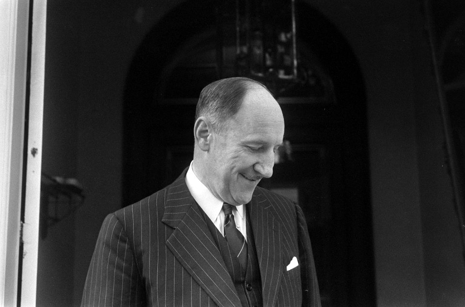Aankomst van Mr. J.M.A.H. (Joseph) Luns (KVP) bij het ministerie van Algemene Za, Bestanddeelnr 919-8009